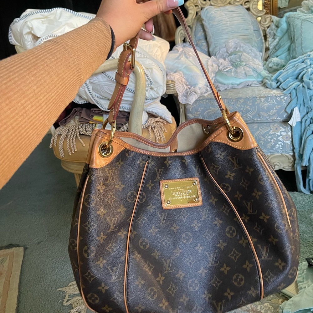 100% authentic Louis Vuitton handbag in great condition